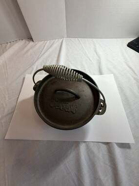 Bayou Classic 2QT Cast Iron Dutch Oven with Lid